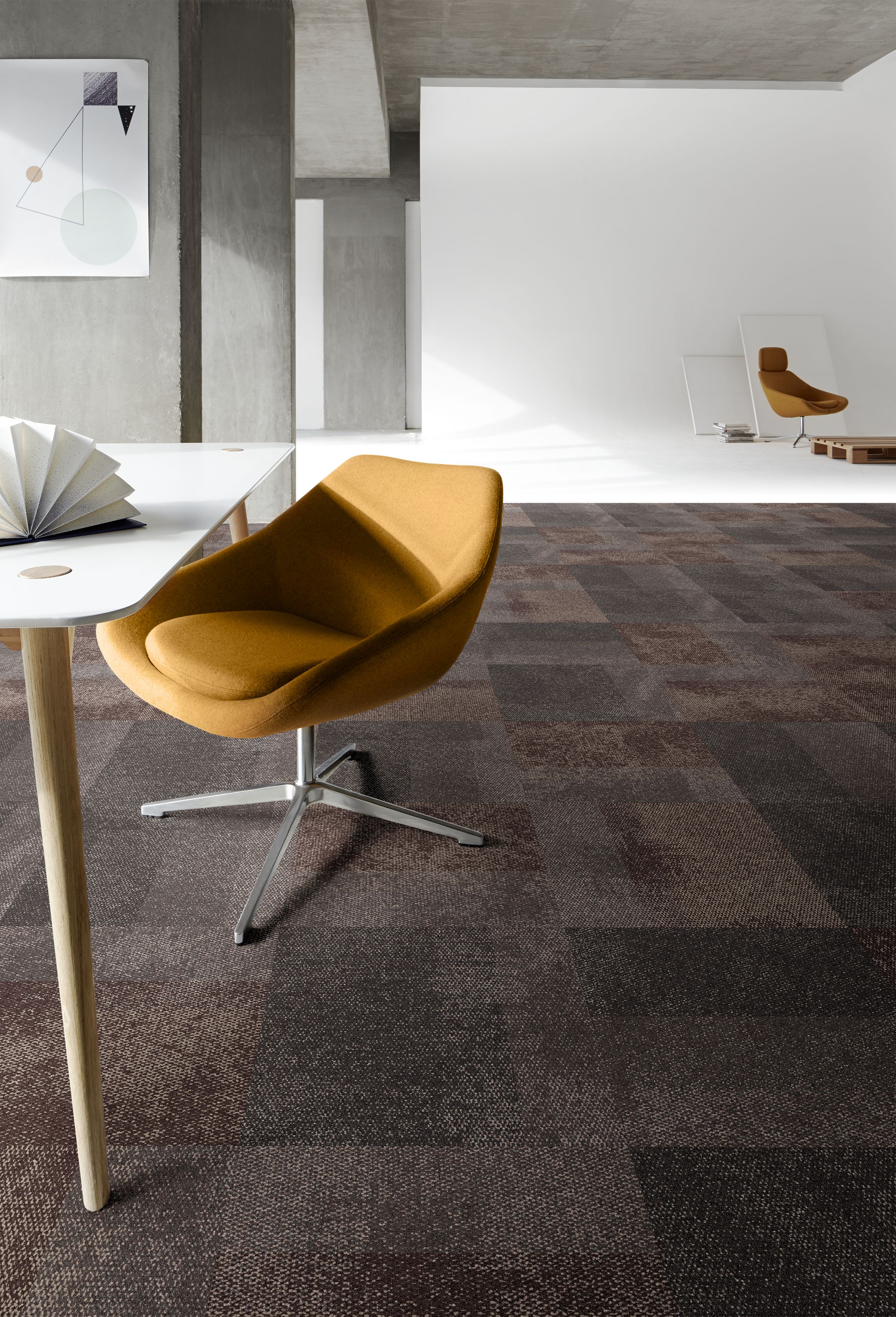 Interface Exposed carpet tile in studio with white room and wooden palette in background imagen número 7